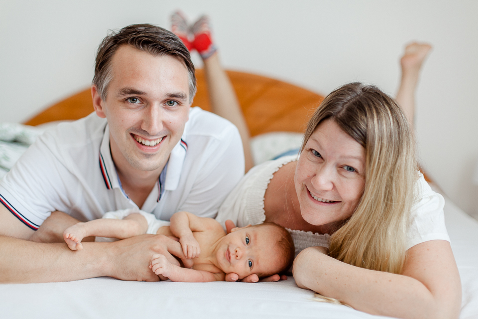 1941_Newborn_Oskar_0096 Schmeiser Barbara Fotografin - Familiefoto im Bett