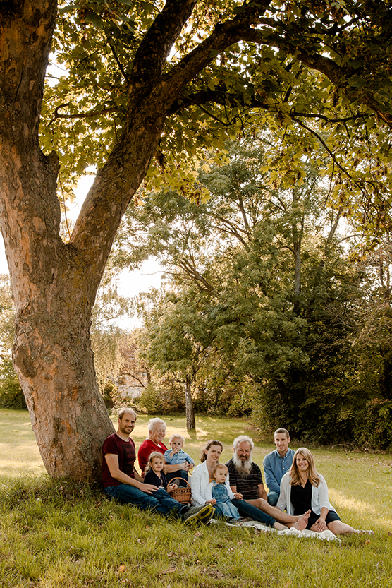 Schmeiser Fotografie - Familienfoto unter dem Baum