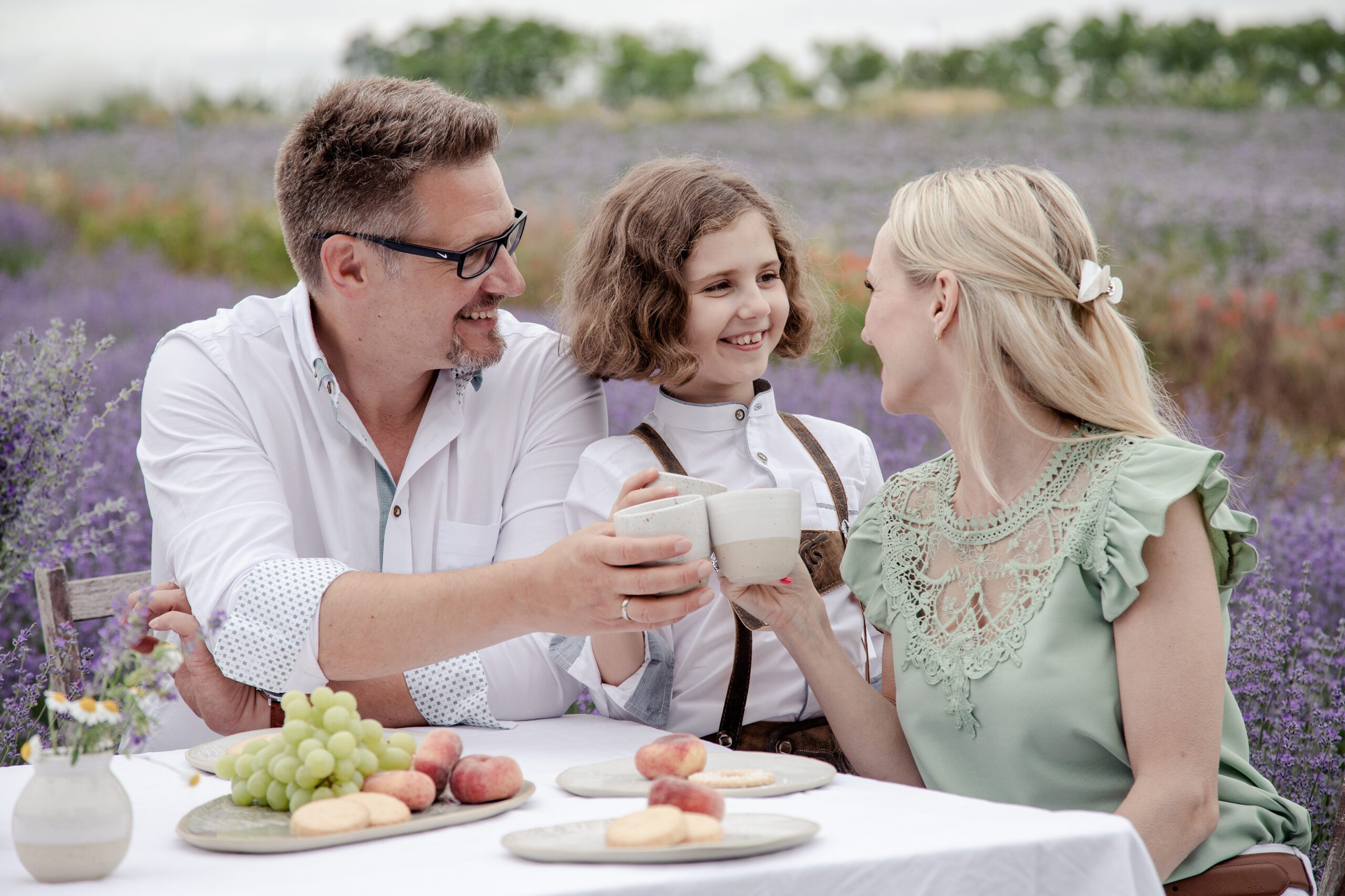 Familienfoto im Lavendelfeld